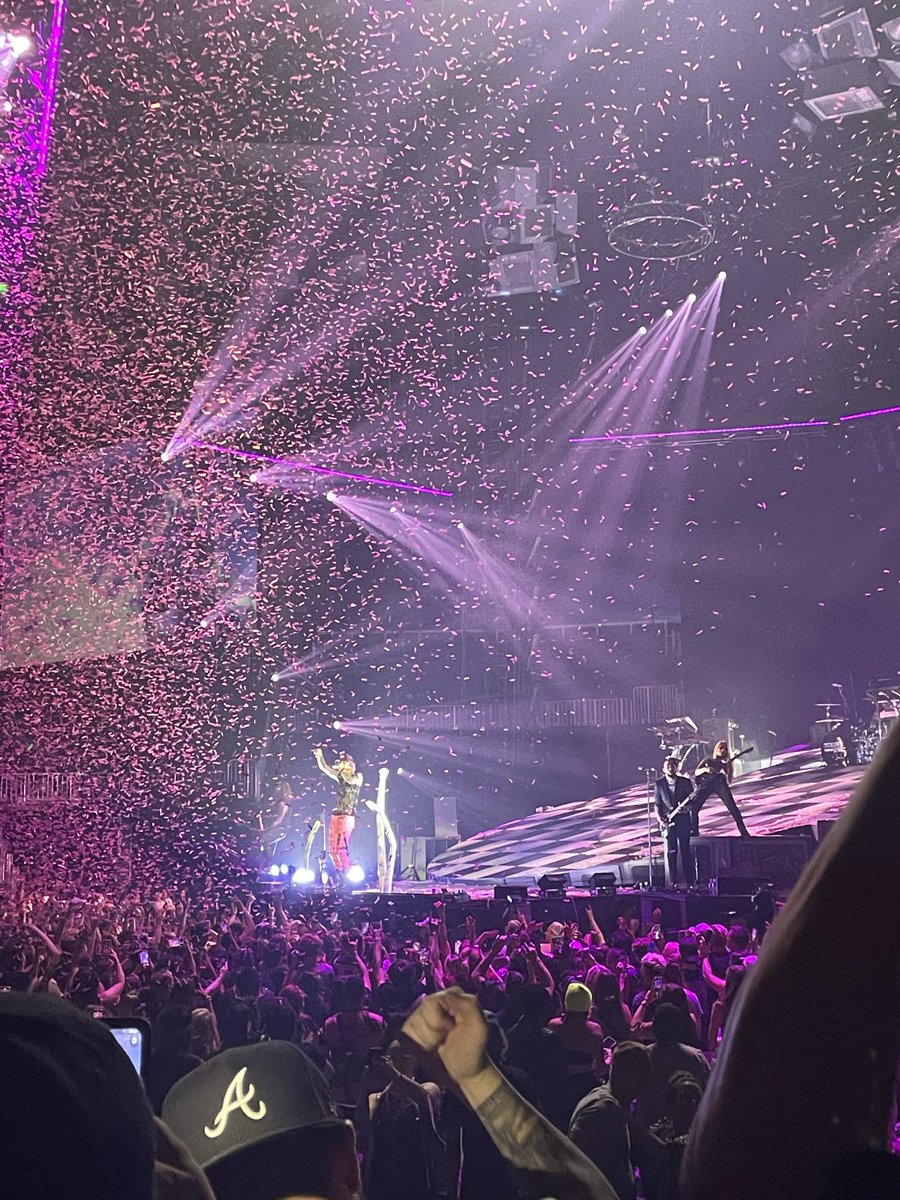GinaReiter_'s tweet photo. @machinegunkelly #MainstreamSelloutTour atl show unmatched🖤🔥 https://t.co/7RRkkaZxdm