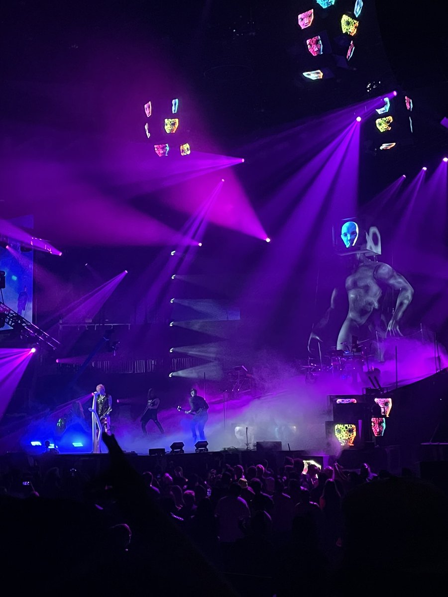 GinaReiter_'s tweet photo. @machinegunkelly #MainstreamSelloutTour atl show unmatched🖤🔥 https://t.co/7RRkkaZxdm
