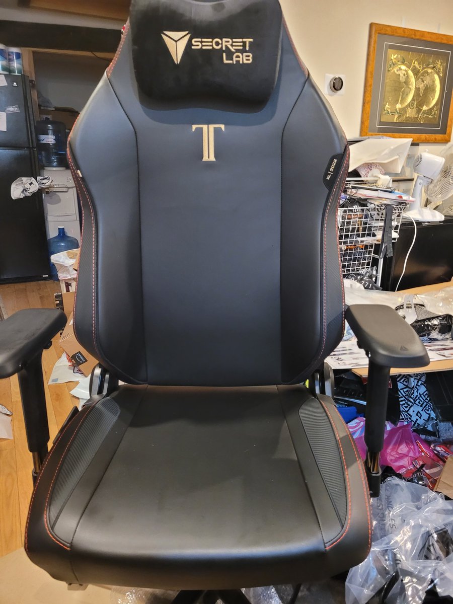 them0p's tweet photo. I made quite a mess putting it together but this is so worth it. It is so comfy #Secretlab https://t.co/G0cjVshn7p