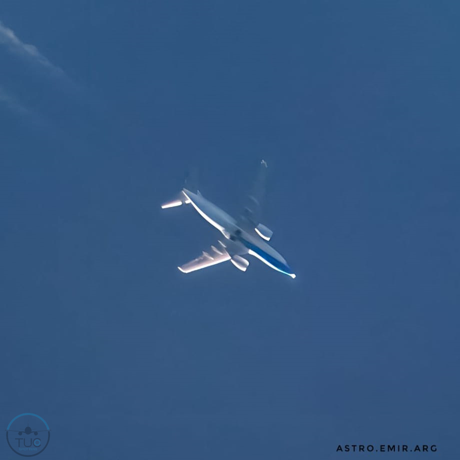SpottersTUC's tweet photo. Día movido sobre el cielo tucumano!.

- A320 de Latam (CC-BFM) y A330 de Aerolíneas Argentinas (LV-FVI)

- B772ER de United (N76010)

- B737-700 de Aerolíneas Argentinas. (LV-CAD)

Ph: @Astro_Emir_Arg 

@aeropuertotuc @vuelosdiarios @SpottersArg @De_aviacion https://t.co/FB3WCsl88f