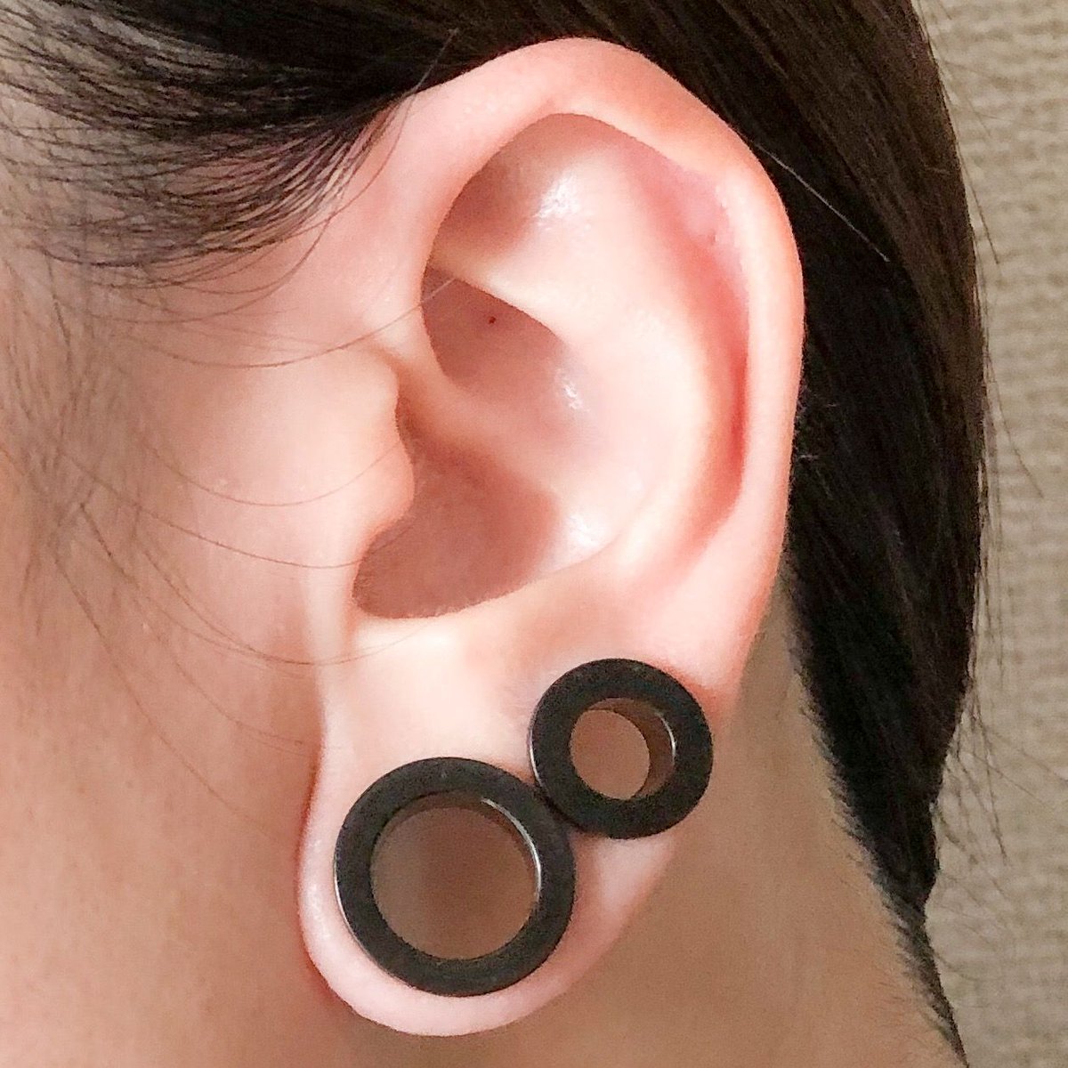 lifehertz's tweet photo. thinking of stretching my second piercing and having two big holes in my ear something like dis https://t.co/KV49L6zvFz