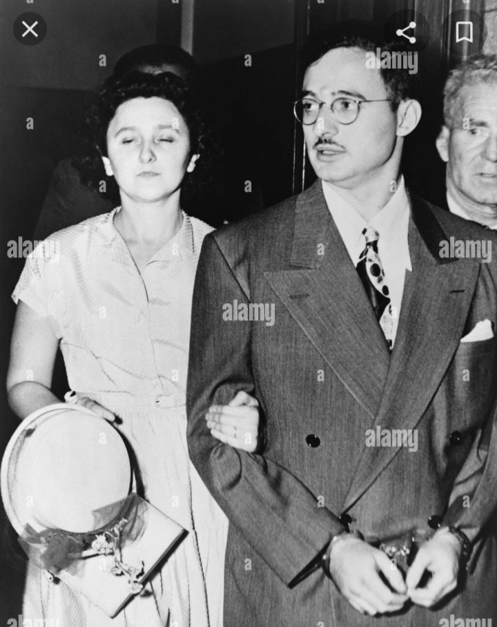 Ethel y Julius Rosenberg fueron un matrimonio estadounidense ejecutado en la silla eléctrica acusados de espionaje( pasar información del desarrollo nuclear). Fue la primera ejecución por espionaje de civiles en la historia de Estados Unidos.