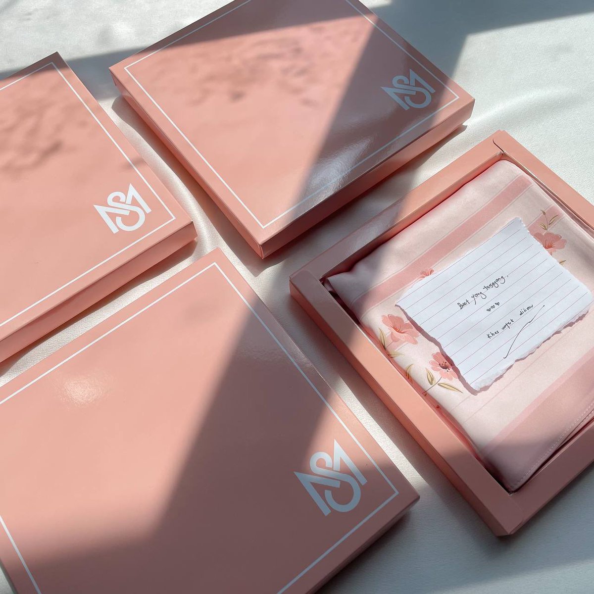 jijieazrin's tweet photo. Did you know with every purchase of Datin Shawl, you’ll get a complimentary gift box? Yes you read it right! It’s a sign for you to buy for your loved ones or untuk diri sendiri. Love yourself gituu! 😍

Boleh request wish jugak tau 🌼 https://t.co/vNSiXQ7zKG