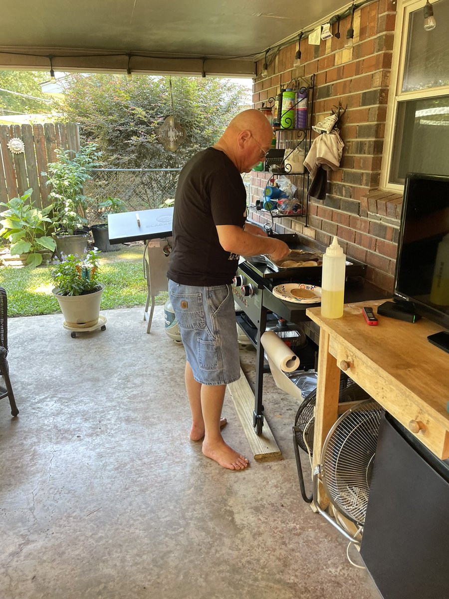 Killin_itFtness's tweet photo. Happy Father’s Day to the most strongest man I know! #cancersucks https://t.co/9PwxCzeems