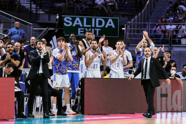 MateoChus's tweet photo. Creo que ahora mismo no hay una persona más feliz que yo. Gracias a todos los madridistas, por el apoyo de estos dos días en el Palacio. Hemos estado juntos y por eso hemos ganado la liga 36. Os quiero mucho @RMBaloncesto https://t.co/eCmB1X9KBr