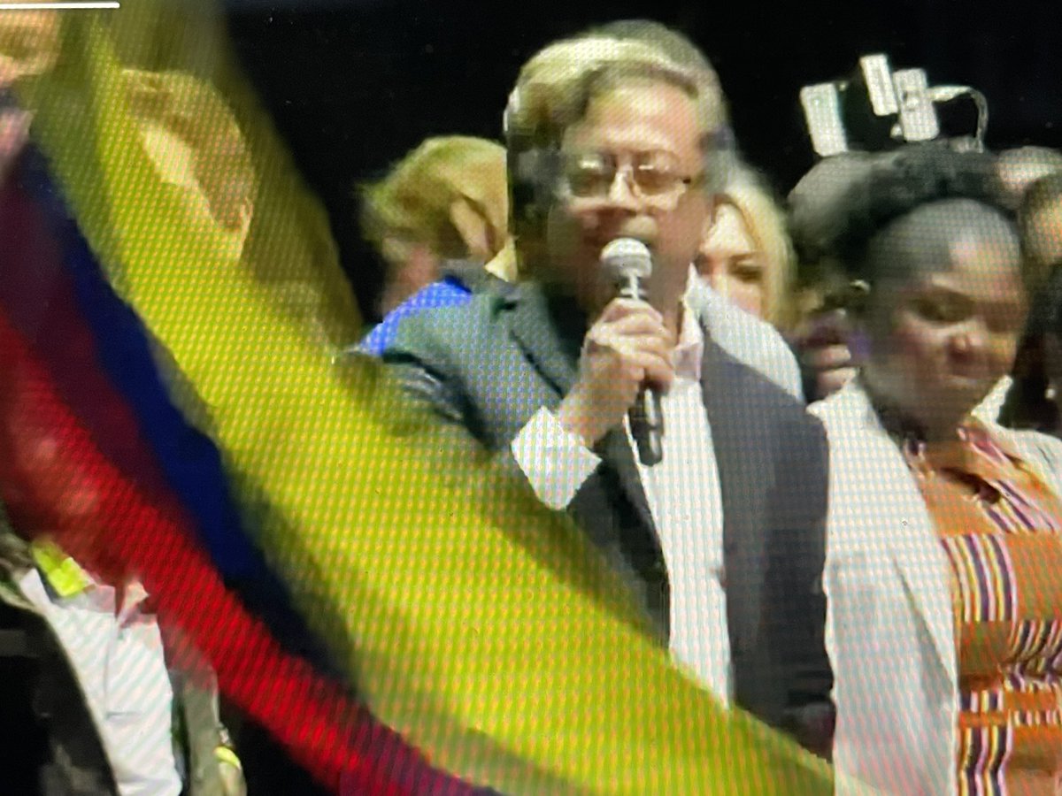 32 años separan estas dos imágenes. La primera muestra a <a href="/petrogustavo/">Gustavo Petro</a> en 1990 en las conversaciones de paz del M-19 con el gobierno Barco.  La segunda en su primer discurso como presidente electo de Colombia. Eso es democracia.