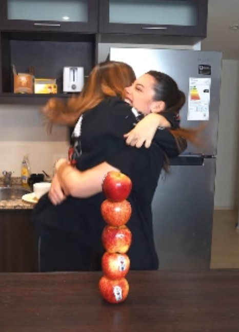 MaRiiVeel05's tweet photo. Lo mejor del video el amor de ellas y cuando @SofiSantos_ le dice que es mermelada de frambuesa 🤣🤣🤣 Lo que me reí con las arcadas de @MiliiGesualdo
Hermoso el #NuevoVideoMiligesualdo
#loveforsofili #sofili https://t.co/VHzZvtwF55