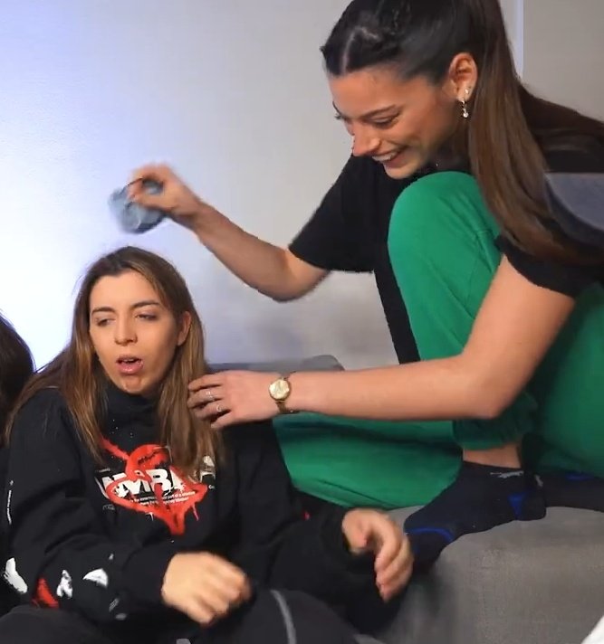 MaRiiVeel05's tweet photo. Lo mejor del video el amor de ellas y cuando @SofiSantos_ le dice que es mermelada de frambuesa 🤣🤣🤣 Lo que me reí con las arcadas de @MiliiGesualdo
Hermoso el #NuevoVideoMiligesualdo
#loveforsofili #sofili https://t.co/VHzZvtwF55