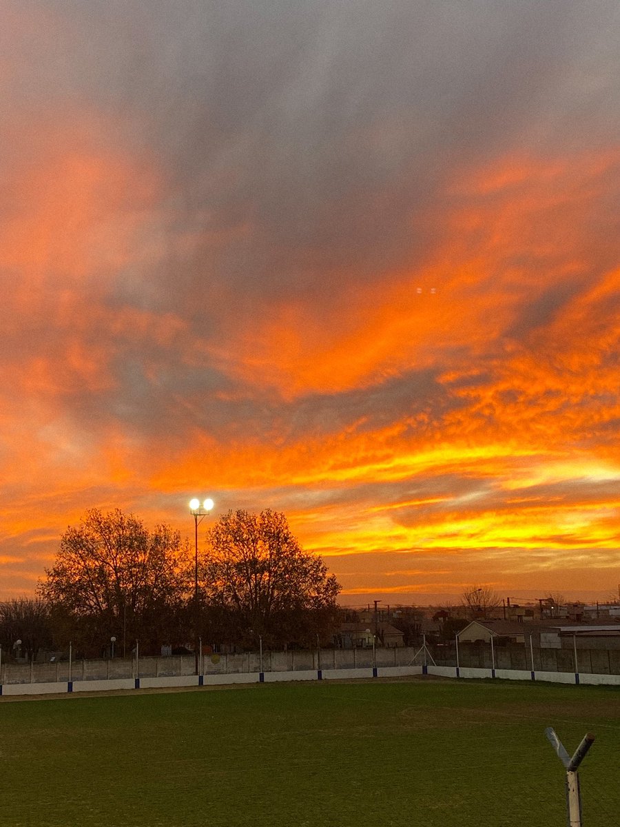 AbrahamMichref's tweet photo. #AperturaLRRF Fecha 15

Hermosa postal para cerrar la tarde de fútbol en Elena. Fue 1-1 entre @CDRElenense y @UdcisaT 

Foto de @valepetroff https://t.co/setJN1KSka