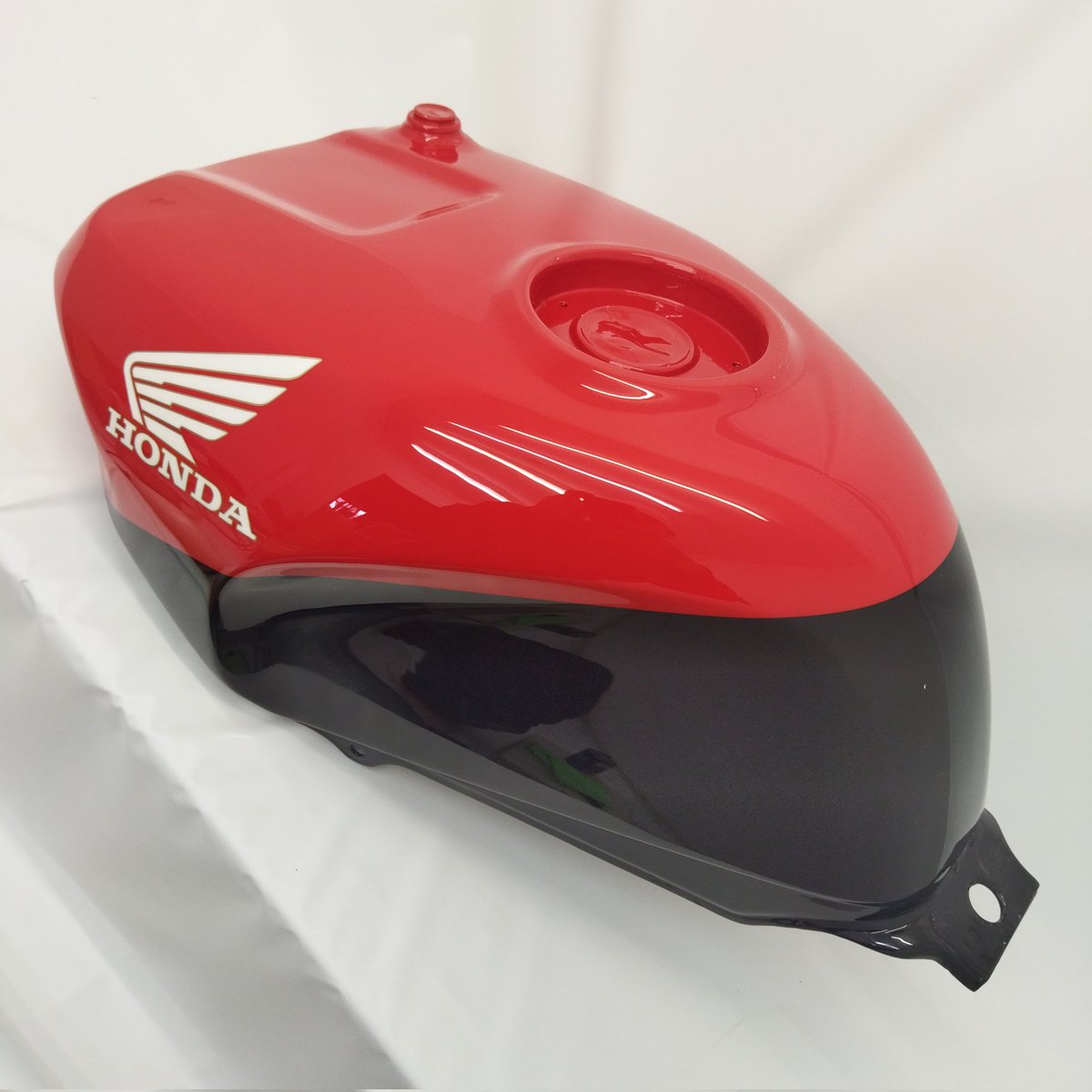 custompaint444's tweet photo. 久々にNC30を純正風にカスタムペイントしました。
やっぱりプロアームといえばVFR400Rの通称エヌシーサンマル！
オメガと言えば当時は時計ではなくNC30の耐久カウル！

ライン位置、色、エンブレム、全部当時と同じというオーダーはこの年式は案外難しいです😪 https://t.co/pfJFt2T6ir