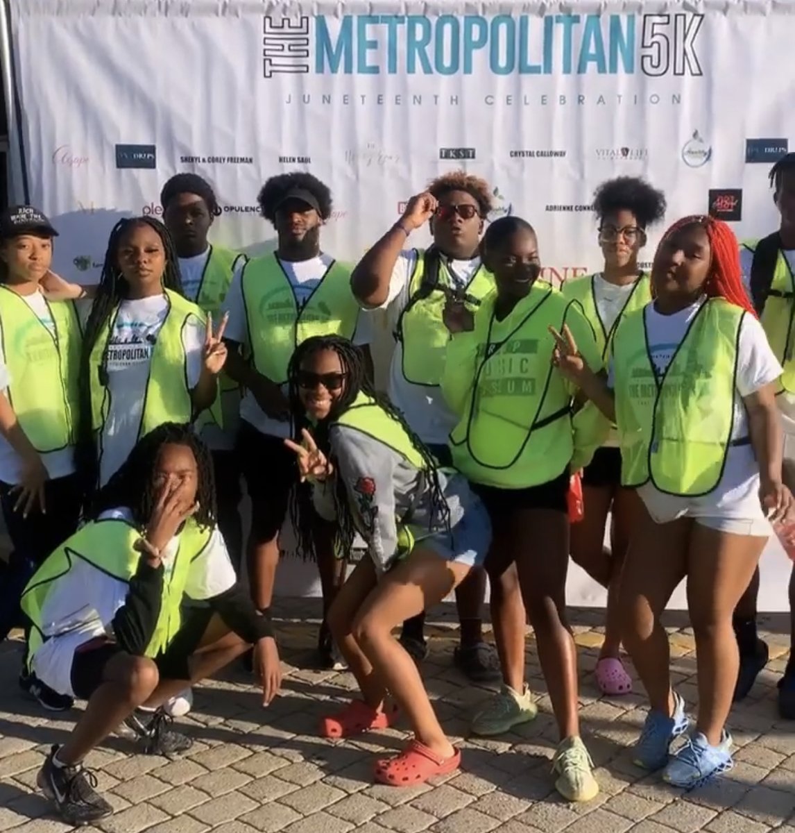 SAtl_athletics's tweet photo. Another day... another volunteer opportunity for our student-athletes! Thank you @TheVowerInc for always inspiring our students to give back! Changing the culture one student at a time! @PrincipalPFord @1APS_Athletics @apssatlantasga https://t.co/FLVxo7b11K