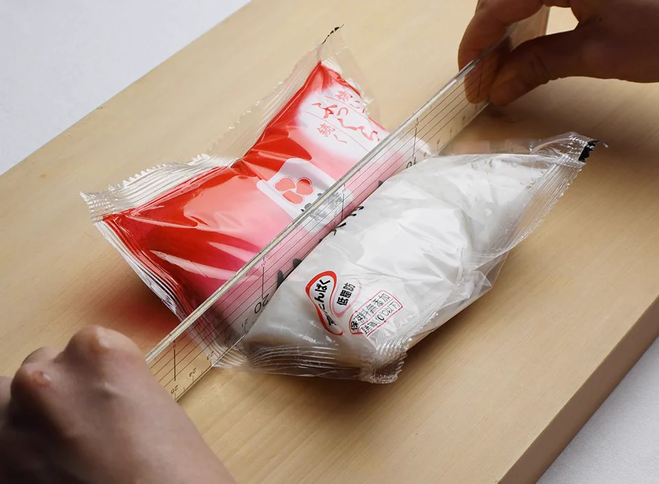 覚えておくと便利そう！「はんぺん」は包丁を使わなくても、あるものを使えば綺麗に切れる？！