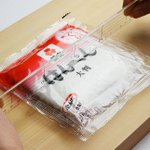 覚えておくと便利そう!「はんぺん」は包丁を使わなくても、あるものを使えば綺麗に切れる？!