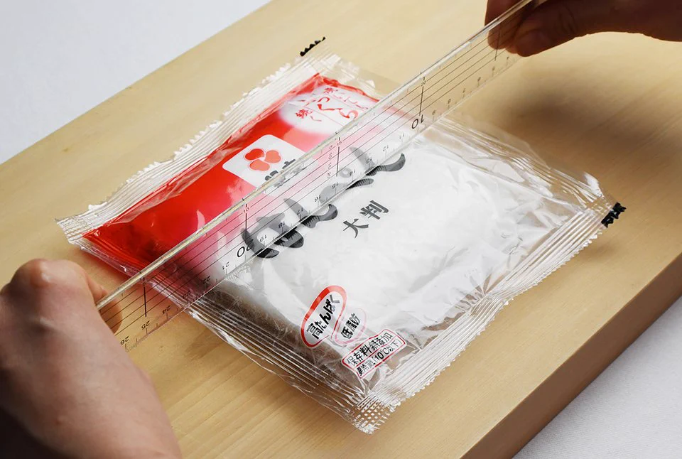 覚えておくと便利そう！「はんぺん」は包丁を使わなくても、あるものを使えば綺麗に切れる？！