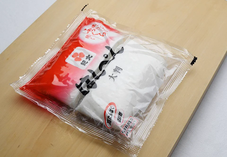 覚えておくと便利そう！「はんぺん」は包丁を使わなくても、あるものを使えば綺麗に切れる？！