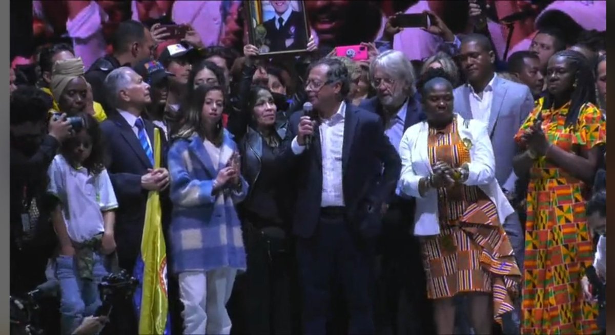 HailGU2's tweet photo. La mamá de Dilan en el discurso 😭😭😭 y Petro le dió el micrófono https://t.co/tlOAhZc1BU