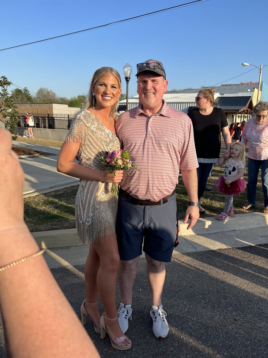 paigeeglisson's tweet photo. Happy Father’s Day to my best friend and shopping buddy! I’ll always be the biggest daddy’s girl in the world! 🤍 @paigesdadj5 https://t.co/UlYnK6xDNy