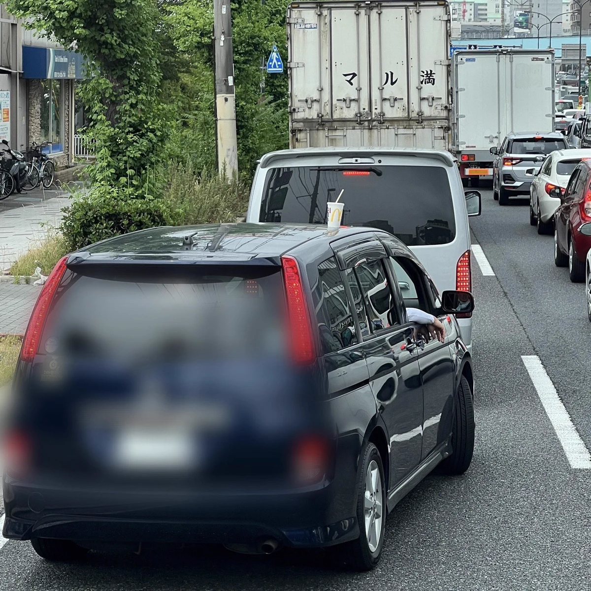 前に入れてあげた車。ふと見ると屋根に意外なものが乗っていた。