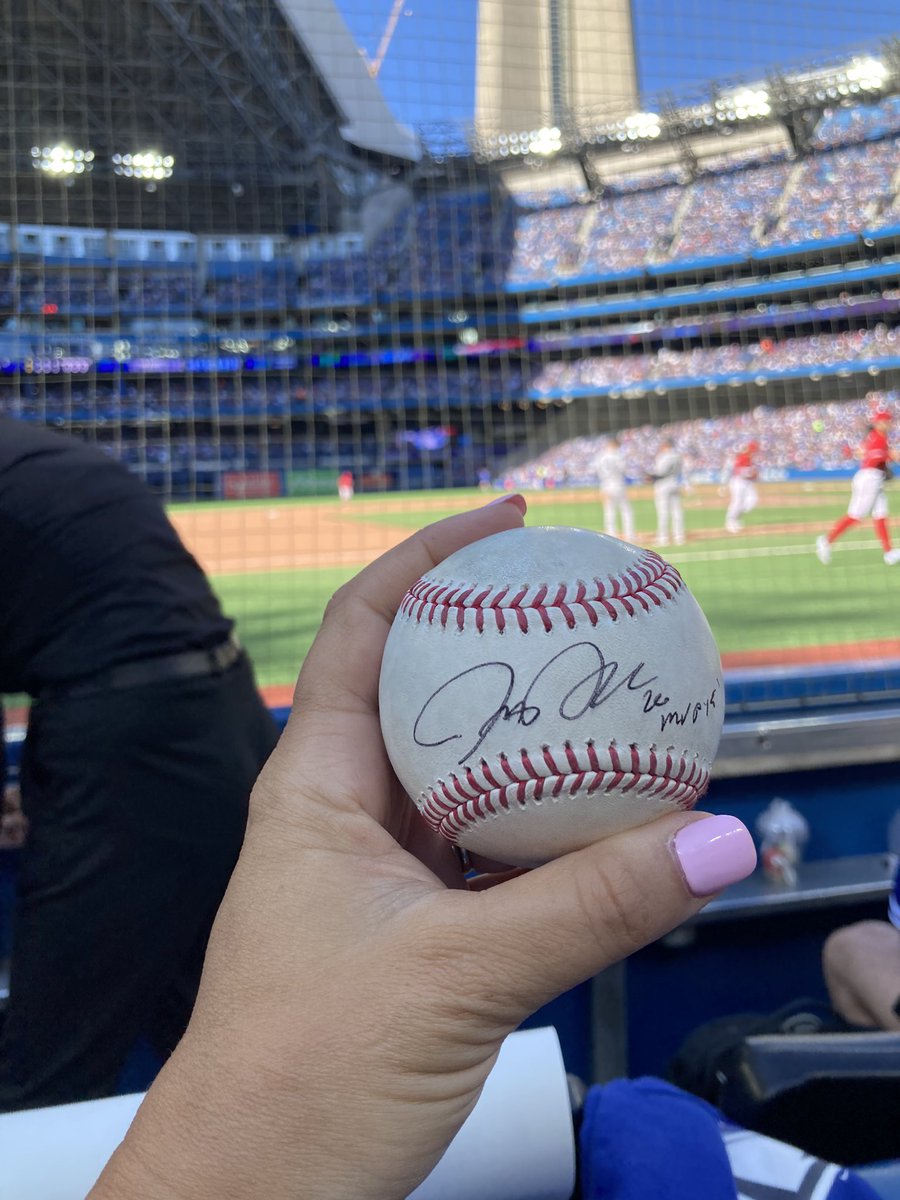 irish_jules's tweet photo. THANK YOU! THANK YOU! THANK YOU! @BringerOfRain20 you know what this means to me!! I am forever grateful and your biggest fan ๐ We love you in the 6ix! #20 #MVP #homerunkindaday #dingerforfathersday #backinthe6ix @BlueJays @Yankees https://t.co/9jKSpZXzsm
