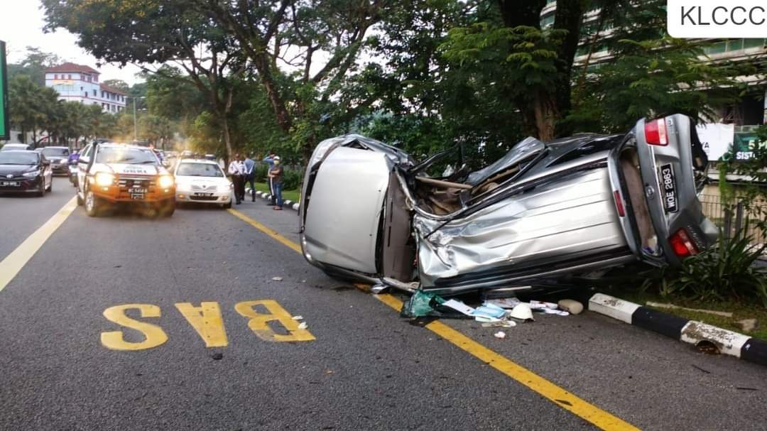 IKBMCrew_Info's tweet photo. 20 jun 2022

Jalan Syed Putra :  Kemalangan maut, 4WD terbalik. Trafik sesak dari susur Jalan Tun Sambathan menghala ke Kg. Attap berikutan kemalangan berhampiran Sekolah Kuen Cheng. Lorong kiri terhalang. Polis Trafik di lokasi.

- KLCCC DBKL https://t.co/Gf65Oj3WQ9