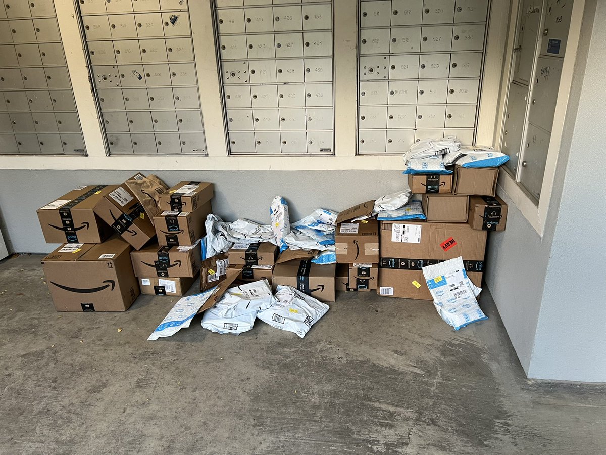 DWPeacock's tweet photo. Somehow it happened again but even worse. How is this acceptable @amazon? When I called, they didn’t even care. https://t.co/2NW9S1yMgY
