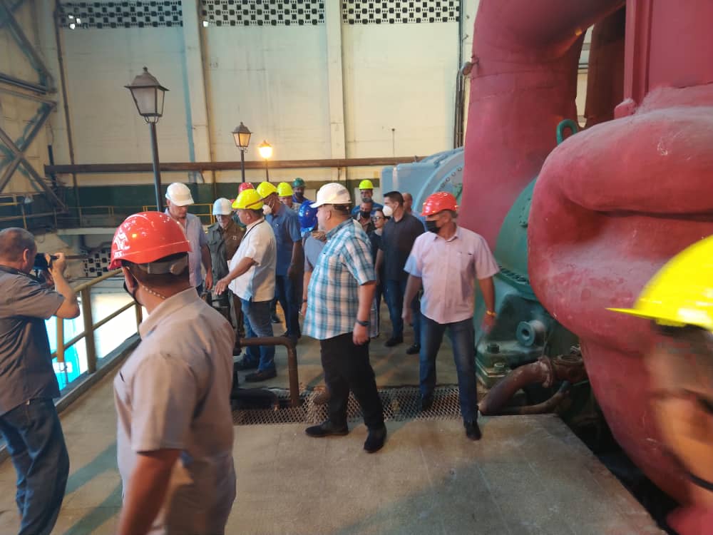 MMarreroCruz's tweet photo. Este domingo continuamos nuestro recorrido por las Centrales Termoeléctricas del país.
👉Iniciamos en visita a la CTE Otto Parellada, la conocida como Tallapiedra, que debe reiniciar sus servicios después de 2 años en parada.
#Cuba 🇨🇺 https://t.co/m5aCSH3b1C