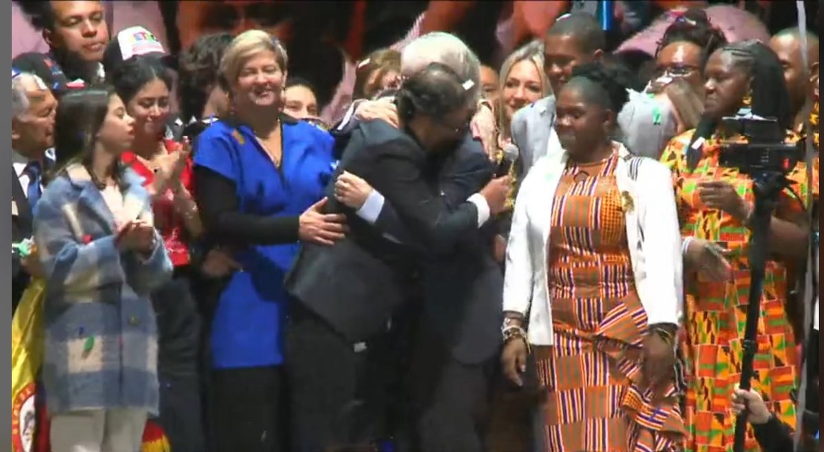 soypequenojuan's tweet photo. Yo Amé este Momento 😍😍😍 Ese abrazo con Mockus es un gran mensaje para COLOMBIA https://t.co/ZDjwcVMRh0