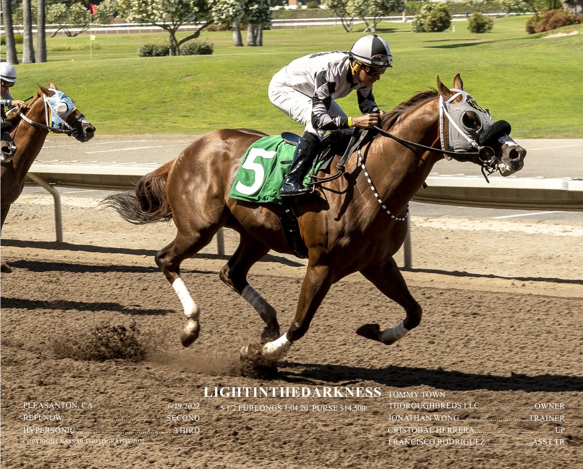 Lightinthedarkness scores a wire to wire victory today @OakTreePleasan1. Congratulations and thank you very much to his owner and breeder Tommy Town Thoroughbred @StullDebi & Cristobal Herrera for the perfect Ride @MJVETWong @callstheraces @FLAIRstrips @CARacingFairs