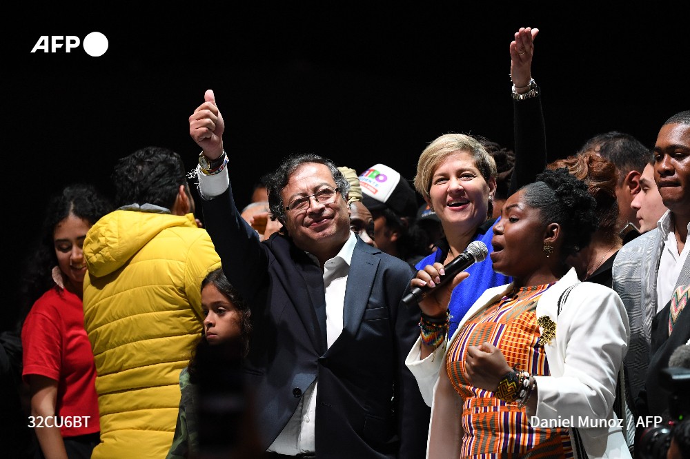 AFPespanol's tweet photo. 🇨🇴 Colombia eligió al primer presidente de izquierda de su historia, el senador y exguerrillero Gustavo Petro, que se impuso en el balotaje con un discurso de ruptura y la promesa de transformar un país dividido y en crisis #AFP https://t.co/83WTO3hpTe