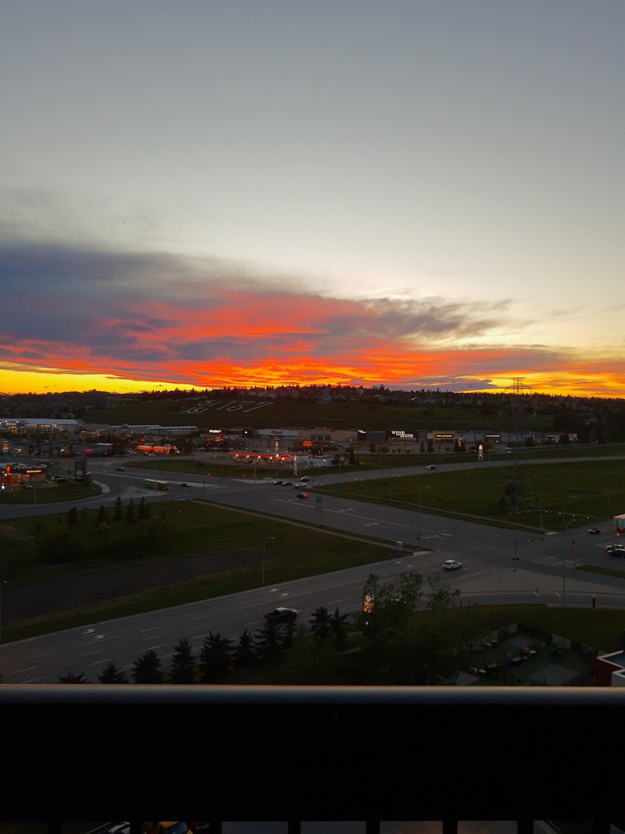 TiahMoon8's tweet photo. Back to work 7 days a week from noon-8pm Had a great vacation. All relaxed up and ready for you.😘😘
Sunset in Calgary, Alberta 
#SeductiveSunday #sunset #vacation https://t.co/F26V5t0l5k