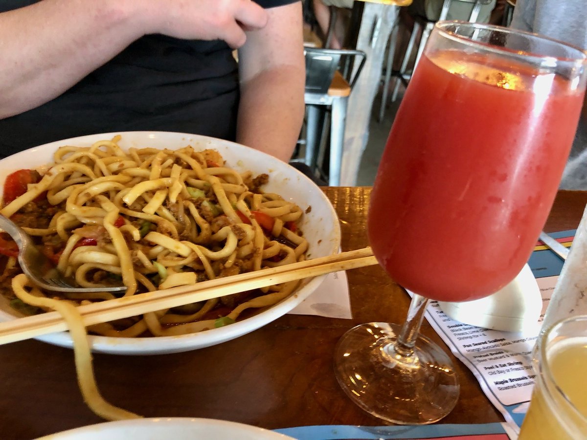 raspberry marmalade smoothie beer. And the shrimp & chorizo lo mein was outstanding! ⁦@DeweyBeerCo⁩ #craftbeer