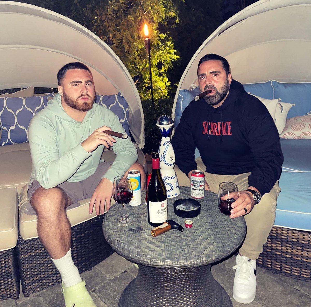 LosPollosTV's tweet photo. Ah Salud 🖤 https://t.co/VHN5Zxwtbg