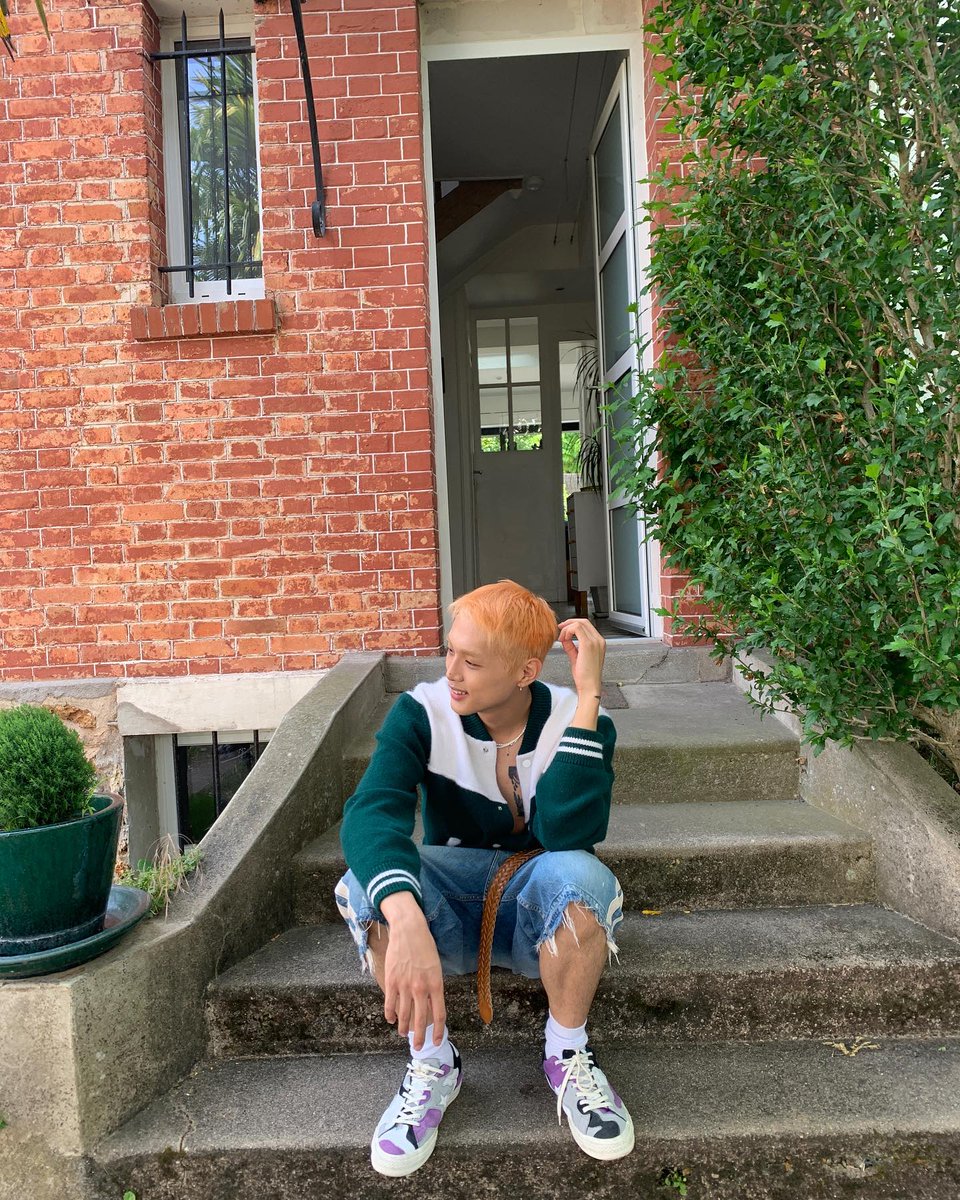 no sé que se hizo en el pelo pero le queda hermoso igual solo pq es él <3