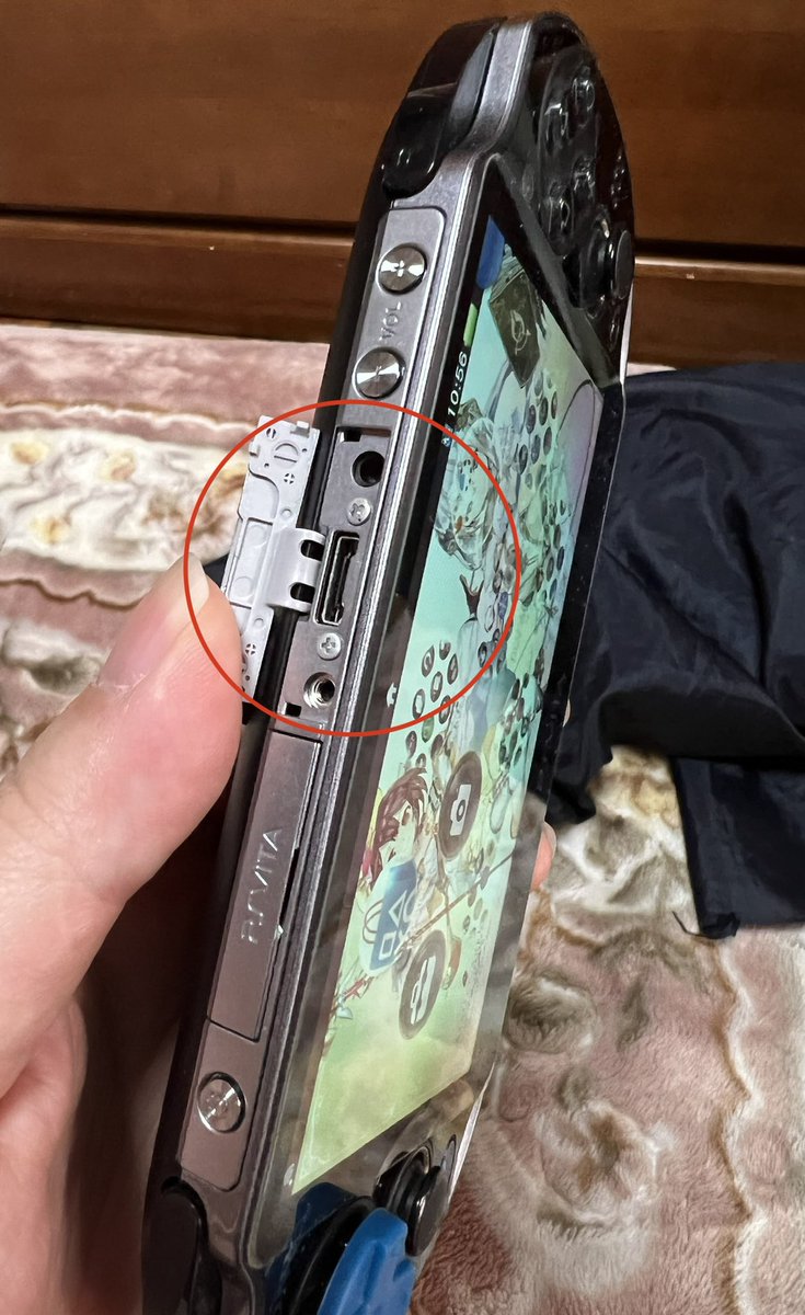 Psvitaについてた 謎の端子 は何だったのか 使用用途が全くわからないまま本体が生産終了してしまった不遇を偲ぶ人たち Togetter Psvitaについてた 謎の端子 は何だったのか 使用用途が全くわからないまま本体が生産終了してしまった不遇を偲ぶ人たち Togetter