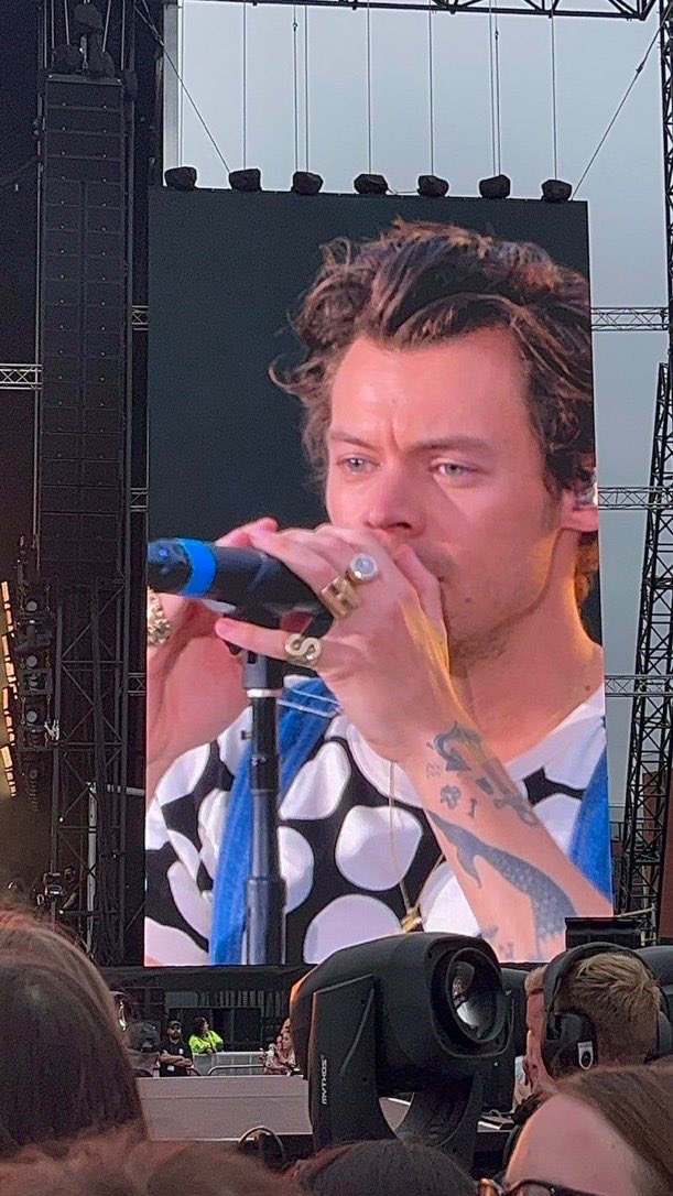 harry being pretty tweet media