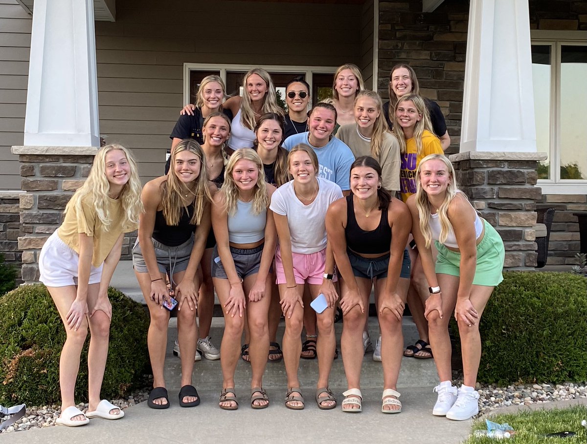 MinnStWBB's tweet image. Couldn’t be more excited to have the 2022-23 Mavericks all together this week!! 😈😈 #mavfam #campweek