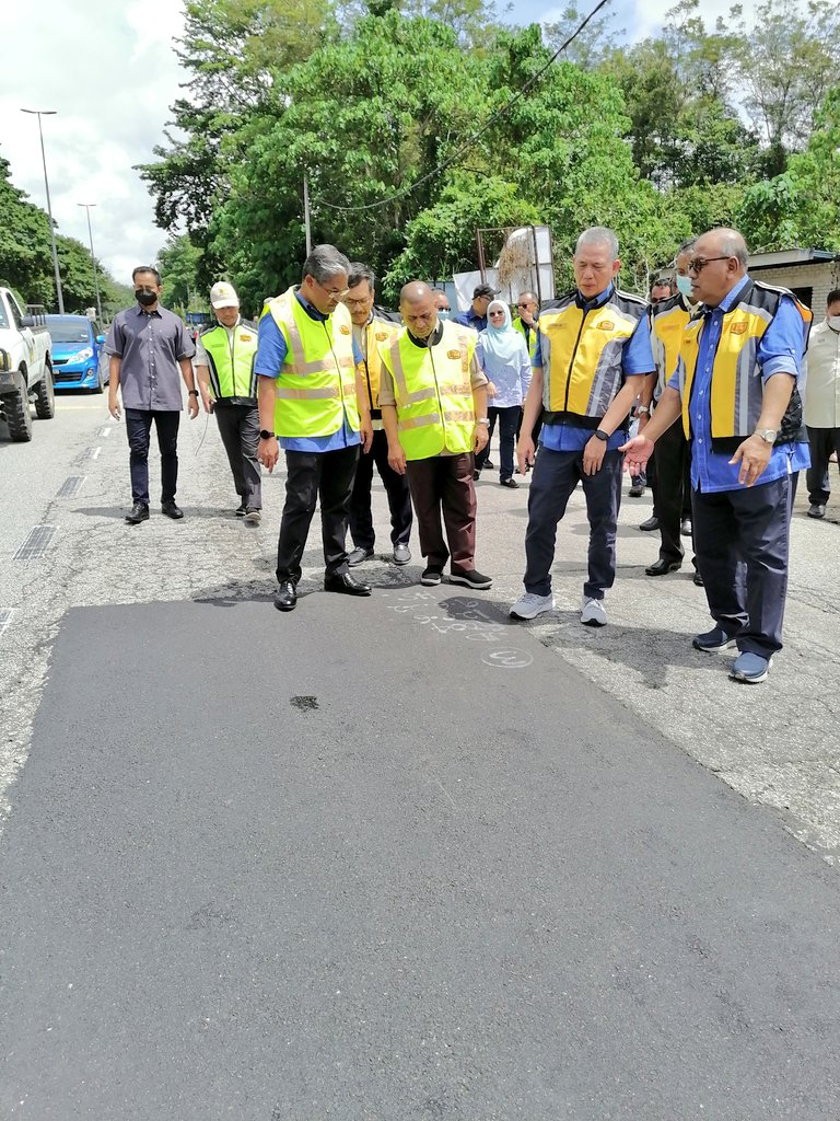 Rakan KKR Malaysia (@rakankkr_) on Twitter photo YB Menteri Kanan Kerja Raya DS <a href="/PetraJayaMP/">Fadillah Yusof ๐ฒ๐พ</a> bersama YAB Menteri Besar Perak DS Sarani Muhamad menaiki bas ke lokasi FT004 laluan ulu Perak lebuhraya Timur-barat (Gerik-Jeli) bagi melihat kerosakan jalan yg byk dilaporkan oleh orang ramai. YB Menteri Kanan Kerja Raya DS <a href="/PetraJayaMP/">Fadillah Yusof ๐ฒ๐พ</a> bersama YAB Menteri Besar Perak DS Sarani Muhamad menaiki bas ke lokasi FT004 laluan ulu Perak lebuhraya Timur-barat (Gerik-Jeli) bagi melihat kerosakan jalan yg byk dilaporkan oleh orang ramai.