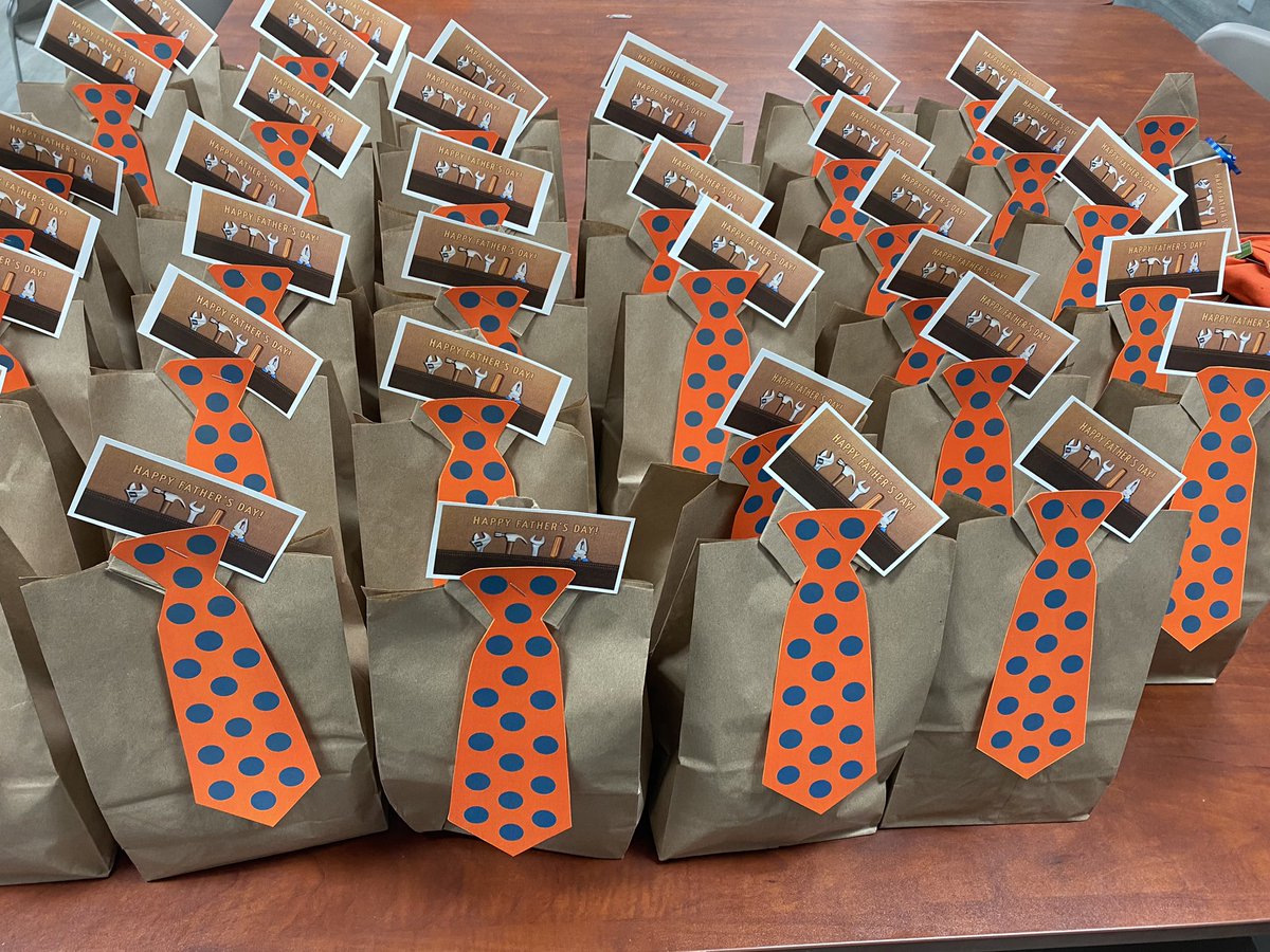 LucindaSweetBee's tweet photo. Happy Father’s Day to all of the dads at store 6637! 
Thank you for all that you do! 
@HeatherS_Tipton @GabrielBruns8 @SNOOPY40 https://t.co/SgfPMrgyYp