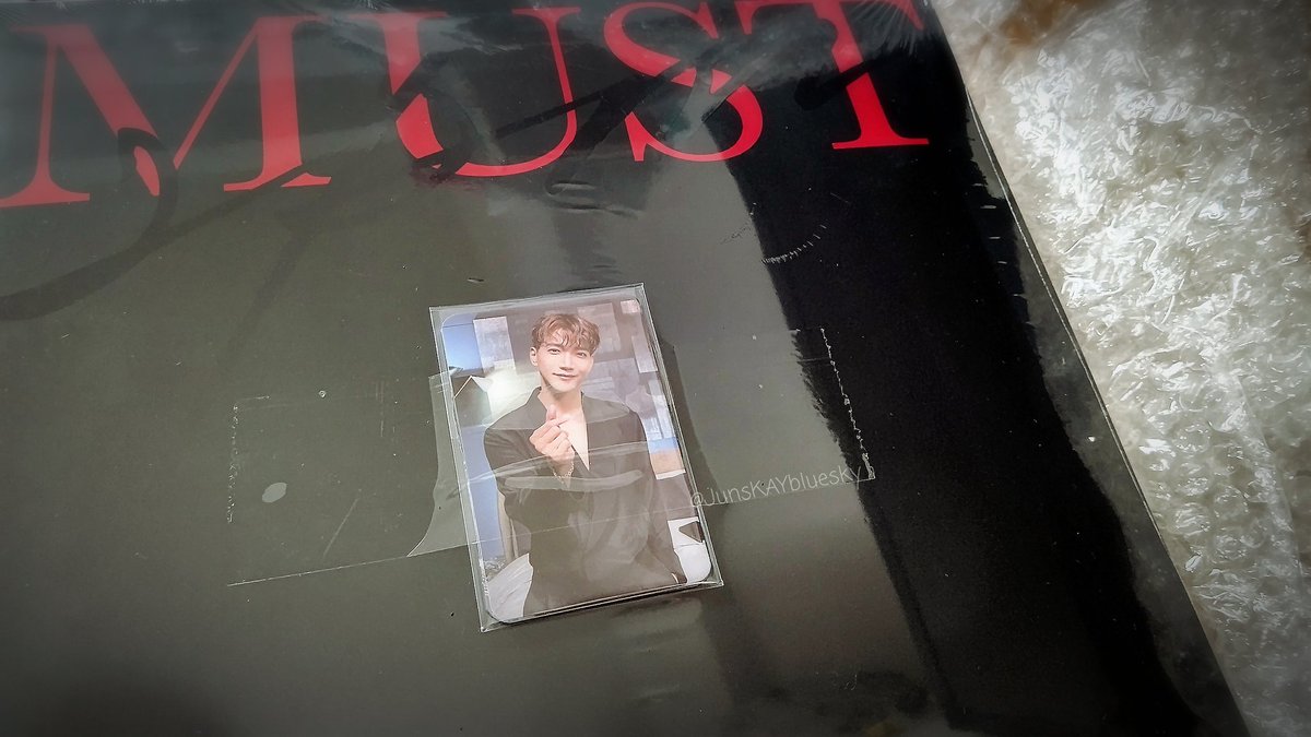 JunsKAYbluesky's tweet photo. キレイに巻かれていた信じられない量の気泡緩衝材の中から「お待たせ~💕」といわんばかりの指ハートジュンケイが😭💗いろいろあったけどやっと手元に✨感無量過ぎてまだ開けられない…
#2PM
#MUST_LP https://t.co/pBdE1V8WeB