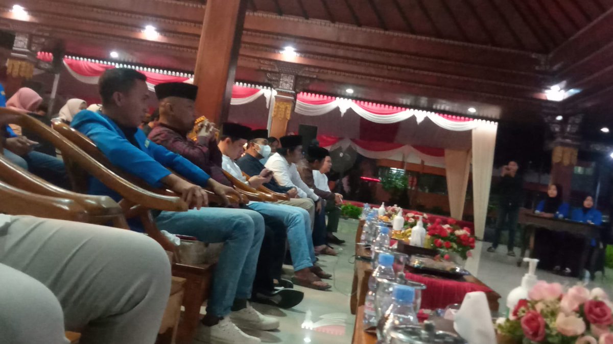 bagus_ubaid's tweet photo. Debat kandidat I Calon Ketua PKC PMII &amp; Ketua Kopri Jawa Timur, hadir para senior &amp; sahabat cabang maupun komisariat se Jatim, Ketua IKA PMII sekaligus Anggota DPRD Jatim Abah Dayat, Wakil Bupati Gus Barra dan tentunya para kandidat.

Selamat bergerak menuju kebaikan sahabat 💙💛 https://t.co/Inu6mRxlCF