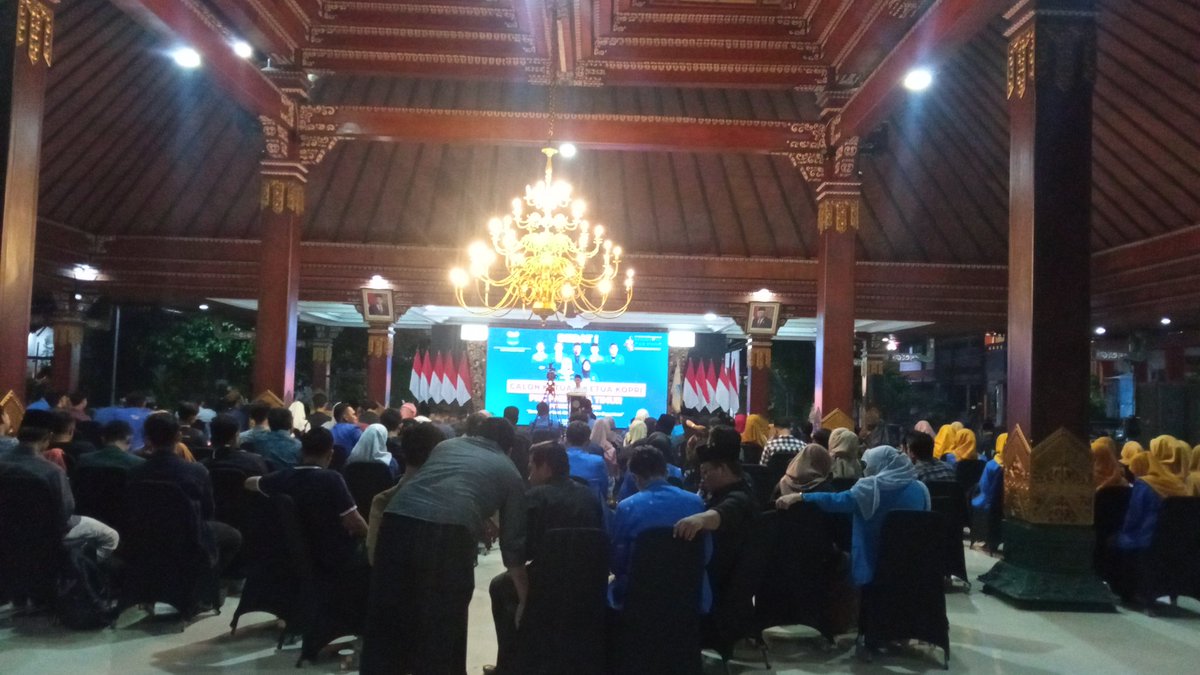 bagus_ubaid's tweet photo. Debat kandidat I Calon Ketua PKC PMII &amp; Ketua Kopri Jawa Timur, hadir para senior &amp; sahabat cabang maupun komisariat se Jatim, Ketua IKA PMII sekaligus Anggota DPRD Jatim Abah Dayat, Wakil Bupati Gus Barra dan tentunya para kandidat.

Selamat bergerak menuju kebaikan sahabat 💙💛 https://t.co/Inu6mRxlCF