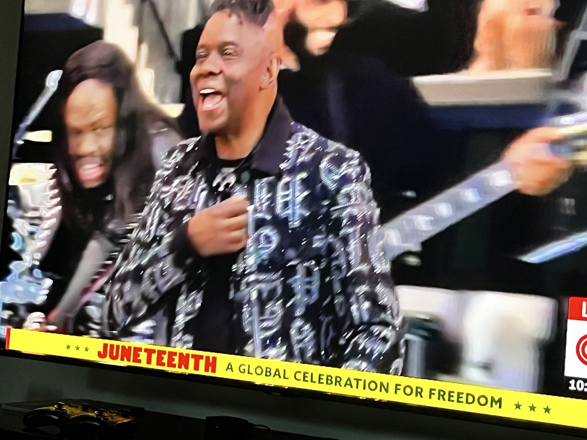 Phillip Bailey heading backstage to blame somebody for giving him the wrong mic at the #HollywoodBowl  #Juneteenth concert on ⁦<a href="/CNN/">CNN</a>⁩ #EarthWind&amp;Fire