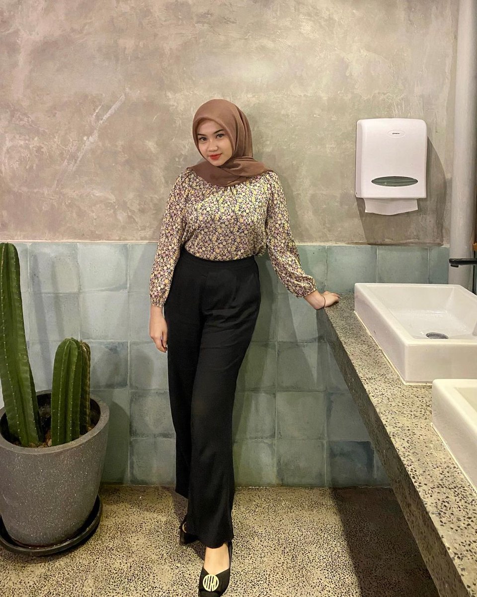 Icha56066826's tweet photo. Lebih enak Pisang Atau Terong atau Sosis ? 🤭 https://t.co/M68Ule5aEw