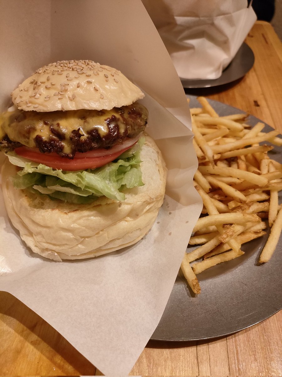 Chabywhitedog's tweet photo. 相方と新宿御苑前でハンバーガーを食べにきました😋❤️
ごちそうさまでした🙏
#ランチ #新宿御苑前 #ハンバーガー #chattychatty https://t.co/h3FjfkyP66