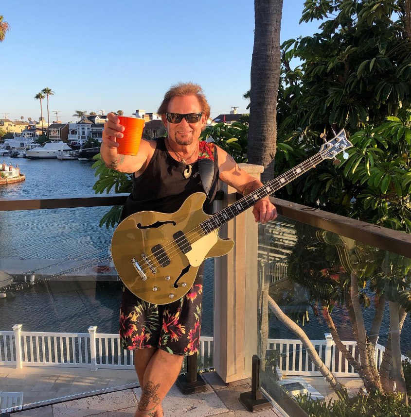 Happy 68 birthday to the amazing bassist Michael Anthony (Van Halen, Sammy Hagar)! 