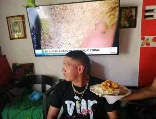 Yo en casa ajena fingiendo que no veo que me van a dar comida.