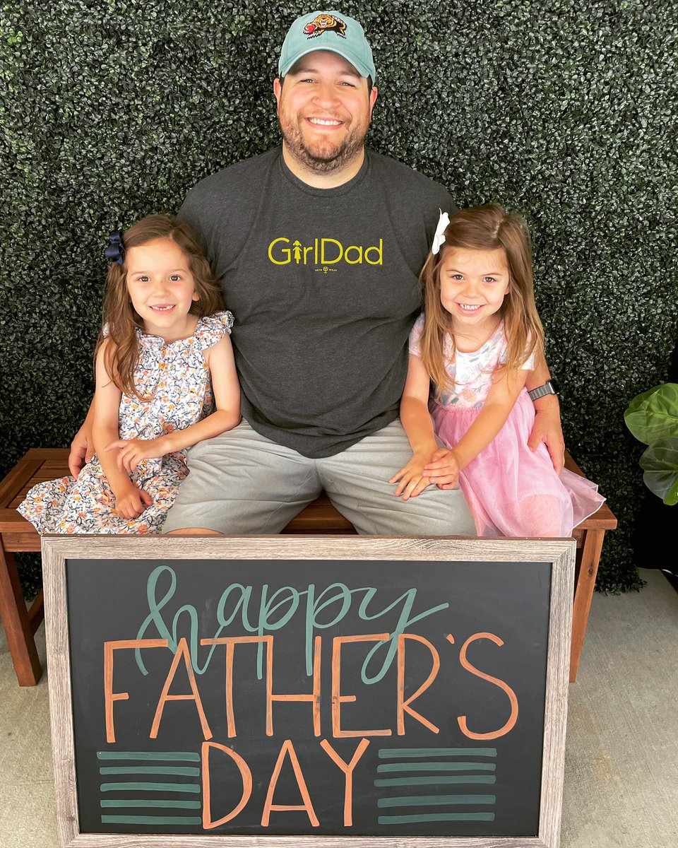 AllHall901's tweet photo. My heart really could explode looking at this picture!! 🥰🥰🥰 Happy Fathers Day!! What a lucky group of girls we are!! #AddyG #EasyE #DaddyG #GirlDad #HappyFathersDay  @Granttis https://t.co/1ag1r54wDN