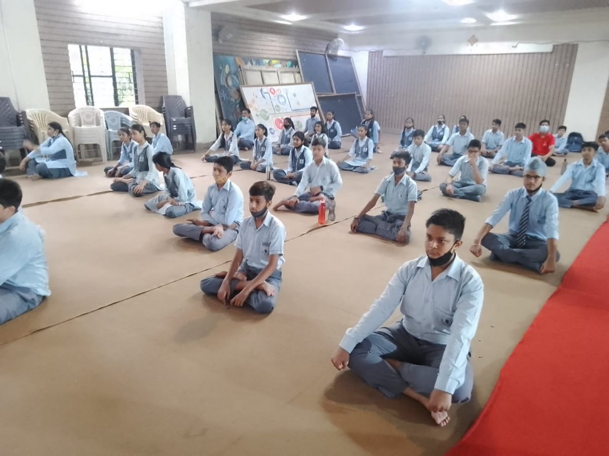 nsjn_ss's tweet photo. SNites practising Yoga.. https://t.co/WYsF9jxdn9