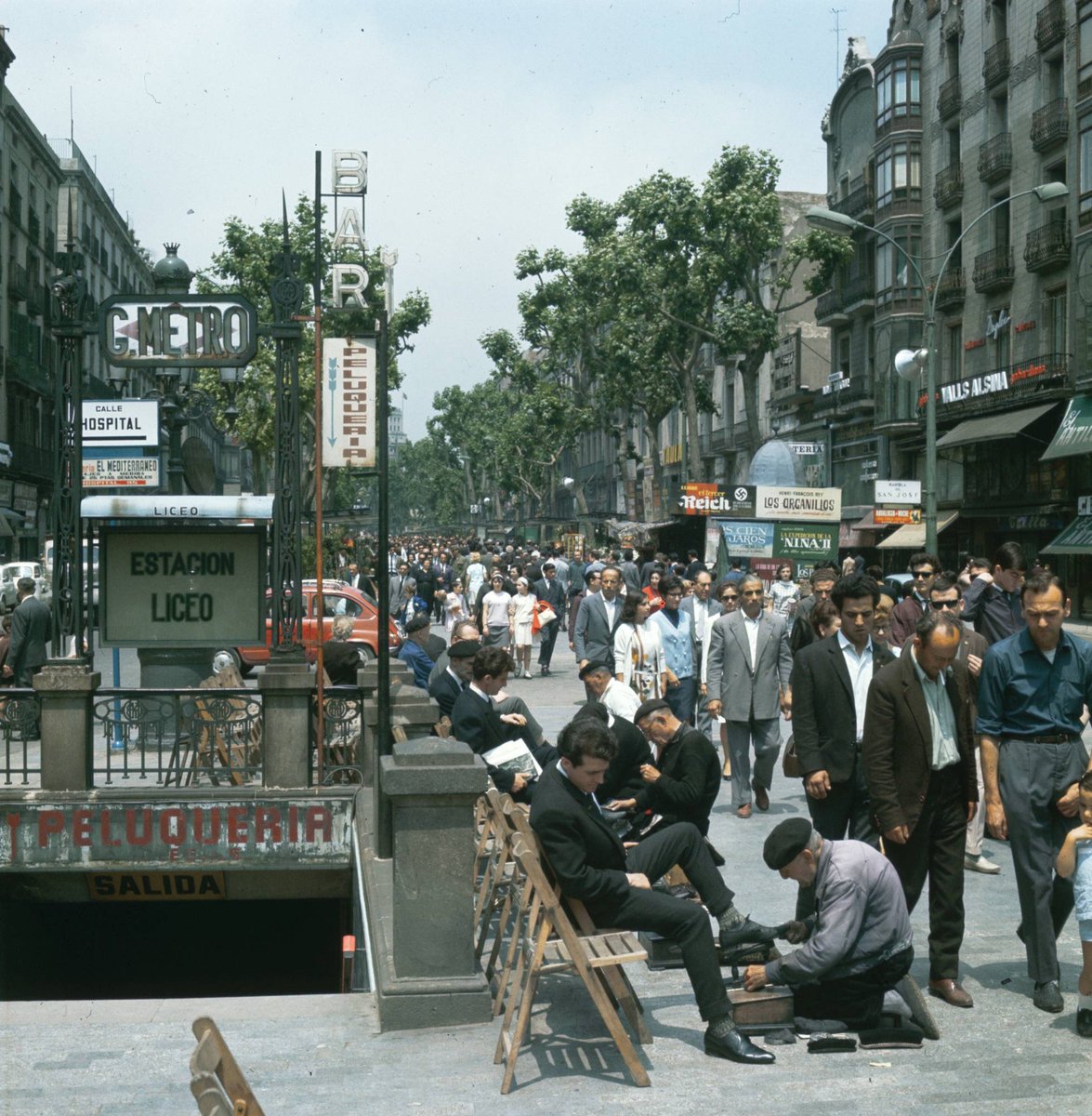 efemarq's tweet photo. La Rambla de Barcelona a principis dels anys 1960s, quan encara no tenia el paviment de les ones que es va instal·lar a partir de 1969. https://t.co/LicAjE8aV4