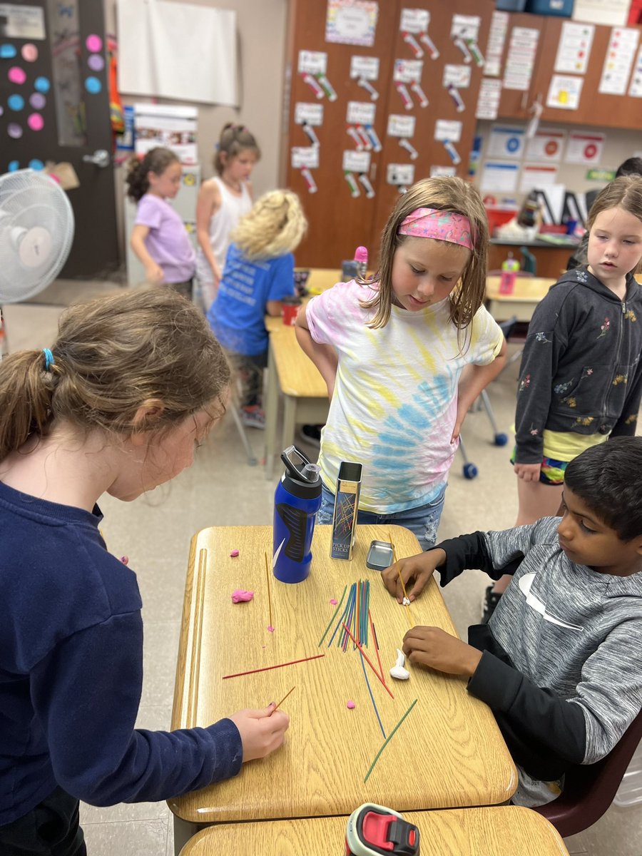 EIMWinstanley's tweet photo. Future Architects in training! #strongandstablestructures #problemsolving #teamwork https://t.co/WVEOoEkW1a